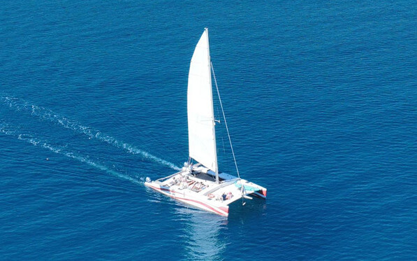 nyaralás all inclusive, Menorca, Programok magyarul, Félnapos Katamarán Túra: Menorca Északi Tengeri Rezervátuma, 2